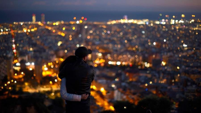 Una pareja observa el atardecer desde los miradores del barrio de El Carmel de Barcelona.