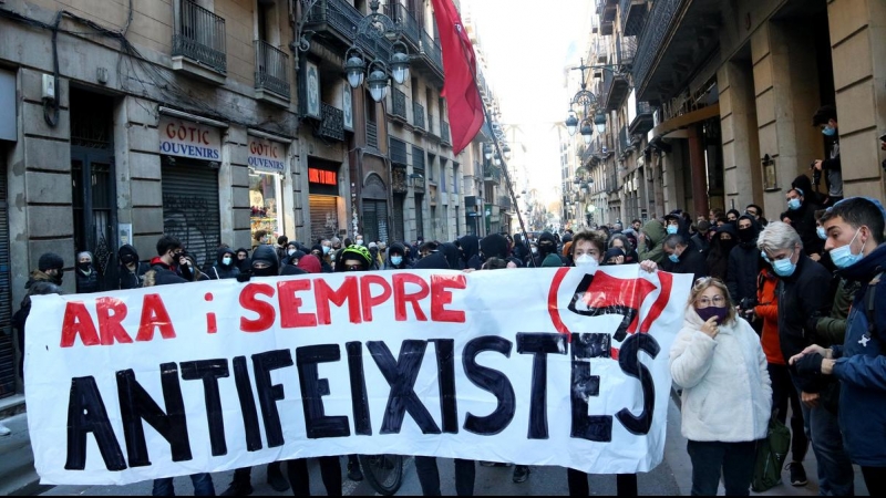 Concentració convocada pels CDR al carrer Jaume I contra l'acte del partit ultradretà Vox a Barcelona.