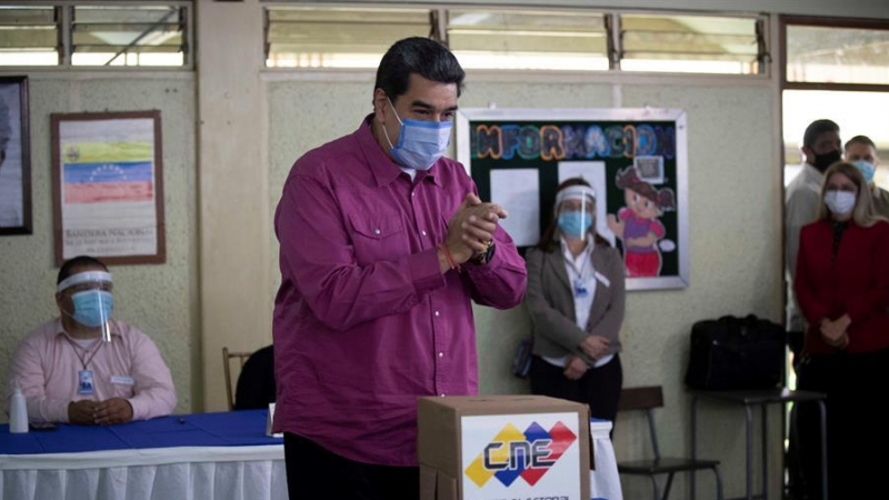 El presidente venezolano, Nicolás Maduro, vota hoy en un centro electoral de Caracas (Venezuela)