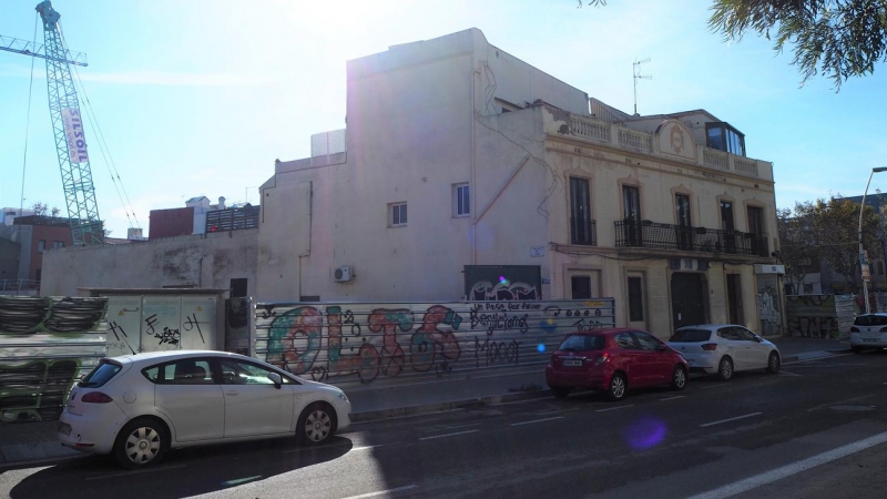 La casa de Eduard, la única que queda en pie en toda una manzana en la que, actualmente, se construyen edificios de oficinas.