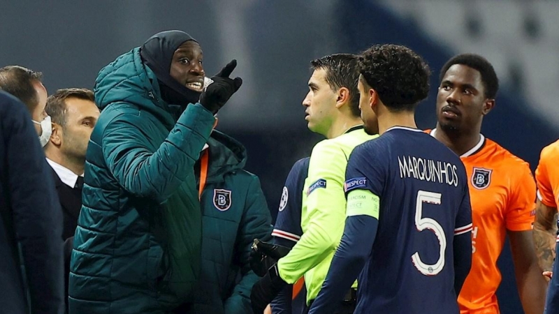 Demba Ba discute con el árbitro en el partido entre el PSG y el Estambul