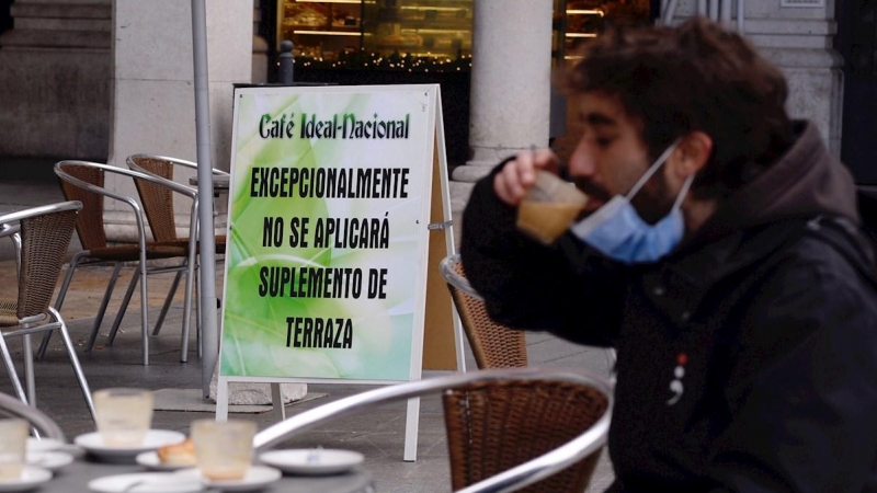 Un hombre toma un café en una terraza en Valladolid, en una imagen de archivo.
