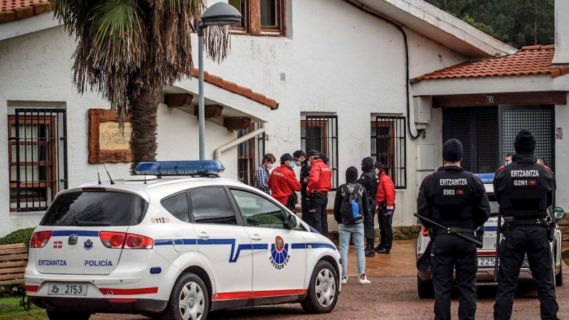 Agentes de la Ertzaintza identifican a los 67 asistentes a una fiesta celebrada en la hospedería de un convento de Derio (Bizkaia).