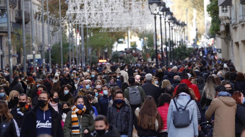08/12/2020.- Multitud de personas pasean por el Portal del Ángel de Barcelona este martes.