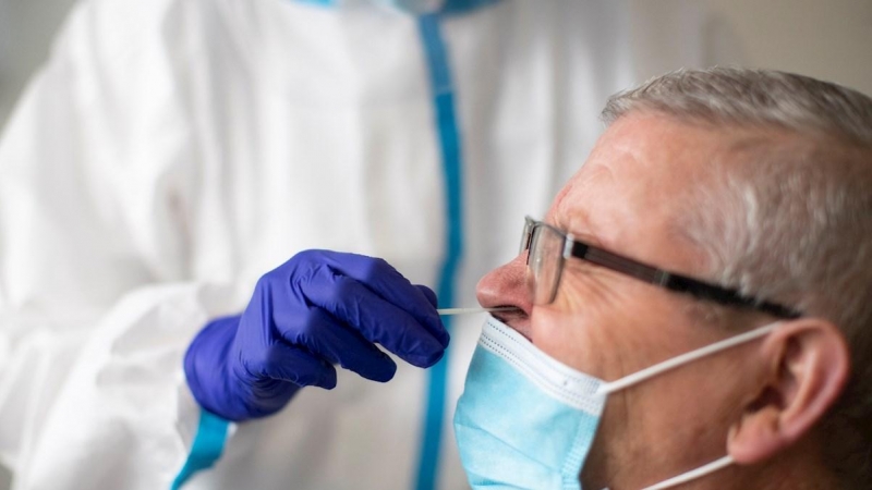 Una sanitaria realiza una prueba de antígenos en un CAP de Badalona (Barcelona)