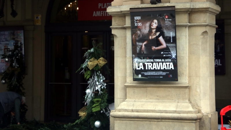 Exterior del Liceu amb un cartell de 'La traviata'.