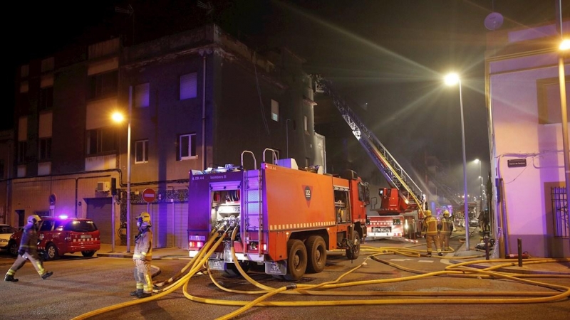 Una veintena de dotaciones de los Bomberos de la Generalitat trabajan en la extinción del incendio de una nave abandonada en la localidad barcelonesa de Badalona.