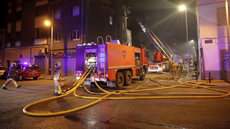 Una veintena de dotaciones de los Bomberos de la Generalitat trabajan en la extinción del incendio de una nave abandonada en la localidad barcelonesa de Badalona.