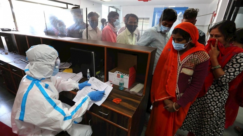 Los voluntarios esperan su turno para recibir la primera vacuna Covid-19 de la India, desarrollada localmente por Bharat Biotech en colaboración con el Consejo Indio de Investigación Médica (ICMR), durante la Fase 3 ensayo en