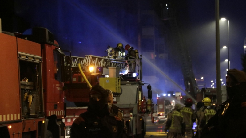 Efectius dels Bombers treballant en les tasques d'extinció de l'incendi en una nau abandonada i ocupada a Badalona la nit del 10 de desembre del 2020.