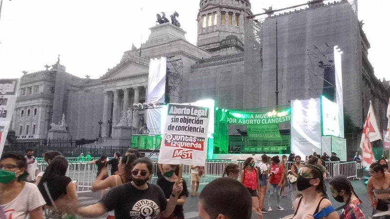 Manifestantes en favor del aborto frente al parlamento argentino.