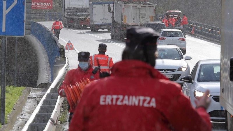 04/12/2020.- Agentes de la Policía Foral y de la Ertzaina realizan un control de tráfico simultáneo para vigilar la movilidad entre Navarra y Euskadi.