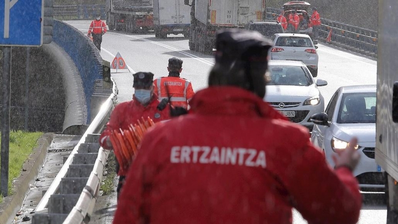 04/12/2020.- Agentes de la Policía Foral y de la Ertzaina realizan un control de tráfico simultáneo para vigilar la movilidad entre Navarra y Euskadi.