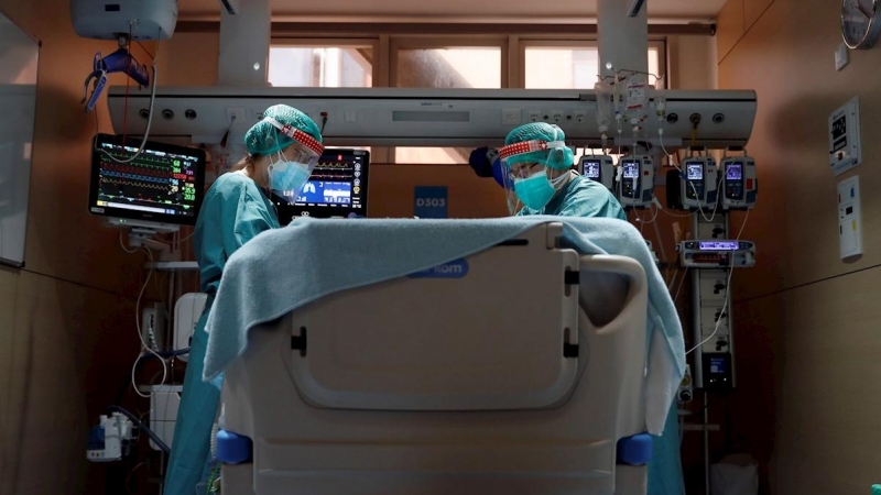 Dos profesionales sanitarios trabajan en la UCI del Hospital Vall d'Hebron de Barcelona, en una imagen de archivo.