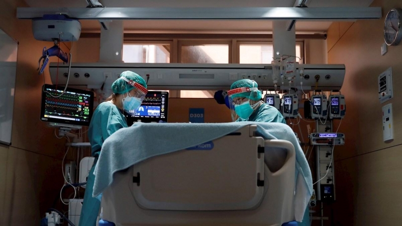 Dos profesionales sanitarios trabajan en la UCI del Hospital Vall d'Hebron de Barcelona, en una imagen de archivo.