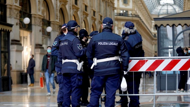 05/12/2020.- Agentes de la Policía en Milán (Italia).