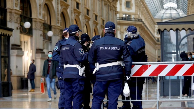 05/12/2020.- Agentes de la Policía en Milán (Italia).