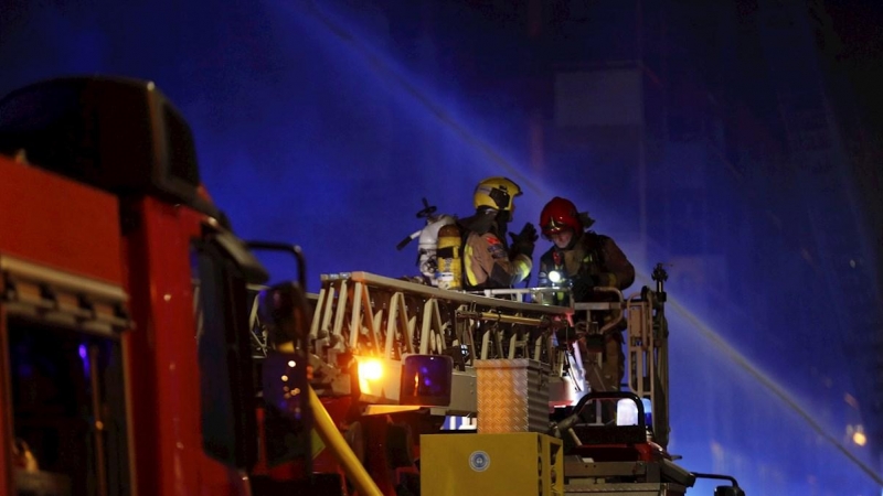 Una veintena de dotaciones de los Bomberos de la Generalitat hasn trabajado en la extinción del incendio.