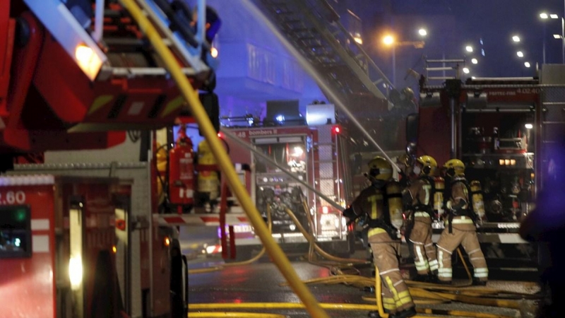 Una veintena de dotaciones de los Bomberos de la Generalitat trabajan esta noche en la extinción del incendio de una nave abandonada en la localidad barcelonesa de Badalona, en la que residían varias personas sin hogar y entre las que hay varios heridos g