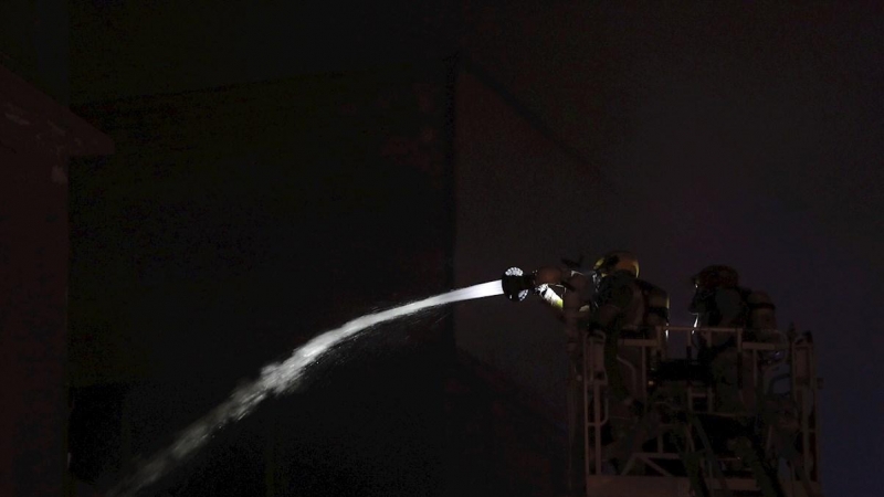 Una veintena de dotaciones de los Bomberos de la Generalitat trabajan esta noche en la extinción del incendio de una nave abandonada en la localidad barcelonesa de Badalona, en la que residían varias personas sin hogar y entre las que hay varios heridos g