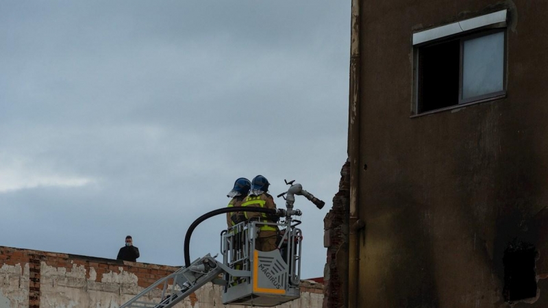 Los bomberos no descartan hallar más víctimas mortales en el interior de la nave ocupada de Badalona en la que anoche se declaró un incendio que ha provocado la muerte de dos personas y una veintena de heridos, y que finalmente ha sido controlado, aunque