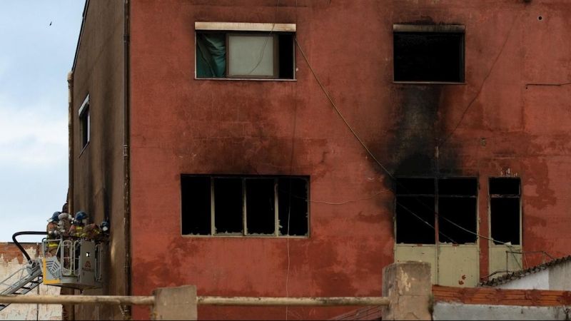 Los bomberos no descartan hallar más víctimas mortales en el interior de la nave ocupada de Badalona en la que anoche se declaró un incendio que ha provocado la muerte de dos personas y una veintena de heridos, y que finalmente ha sido controlado, aunque