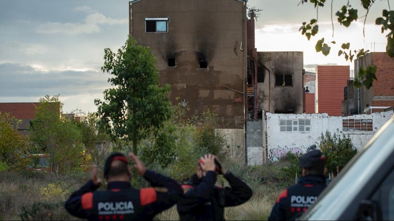 Los bomberos no descartan hallar más víctimas mortales en el interior de la nave ocupada de Badalona en la que anoche se declaró un incendio que ha provocado la muerte de dos personas y una veintena de heridos, y que finalmente ha sido controlado, aunque