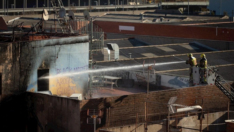 Los bomberos no descartan hallar más víctimas mortales en el interior de la nave ocupada de Badalona en la que anoche se declaró un incendio que ha provocado la muerte de dos personas y una veintena de heridos, y que finalmente ha sido controlado, aunque