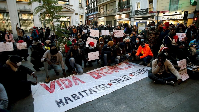 Concentració a la plaça de la Vila de Badalona per exigir una 'vida digna' després de l'incendi mortal.