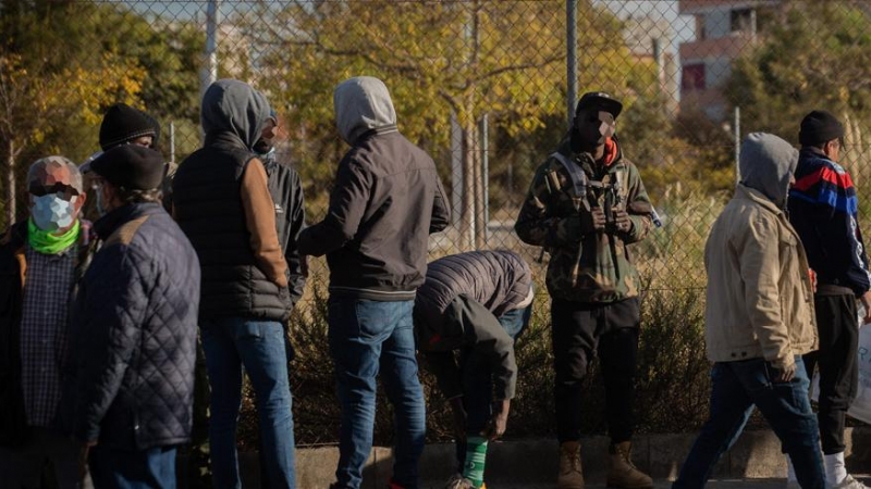 Migrantes afectados por el incendio de una nave en Badalona, en las inmediaciones del barrio de Gorg.