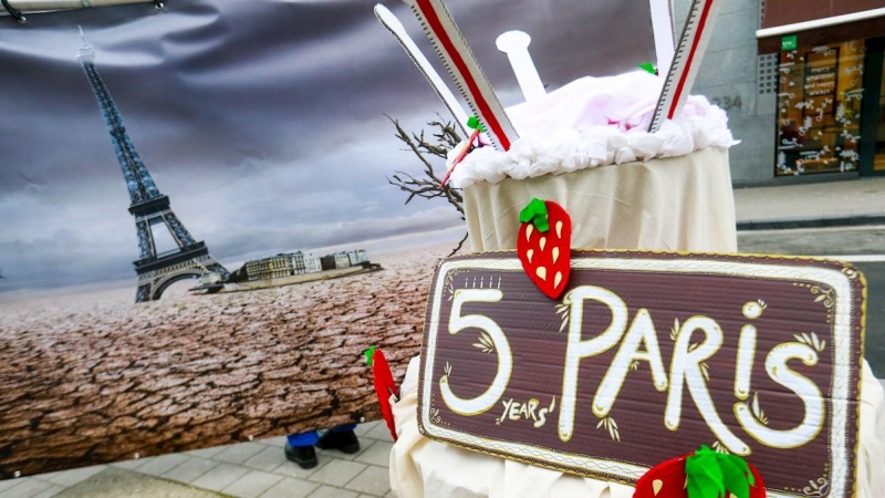 10/12/2020.- Activistas climáticos ponen una tarta falsa con motivo de los cinco años que cumple el Acuerdo de París.