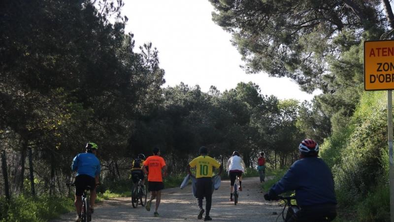 Ciclistes i persones caminant a la carretera de les Aigües, al Parc Natural de Collserola.