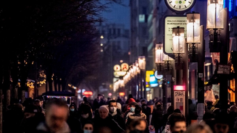 10/12/2020.-  Vista de ciudadanos alemanes en Berlín.