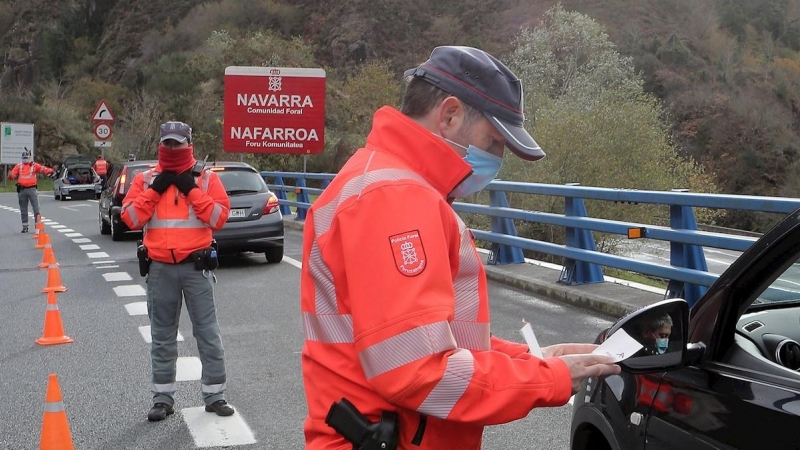 04/12/2020.-Agentes de la Policía Foral y de la Ertzaina realizan en un control, en una imagen de archivo.