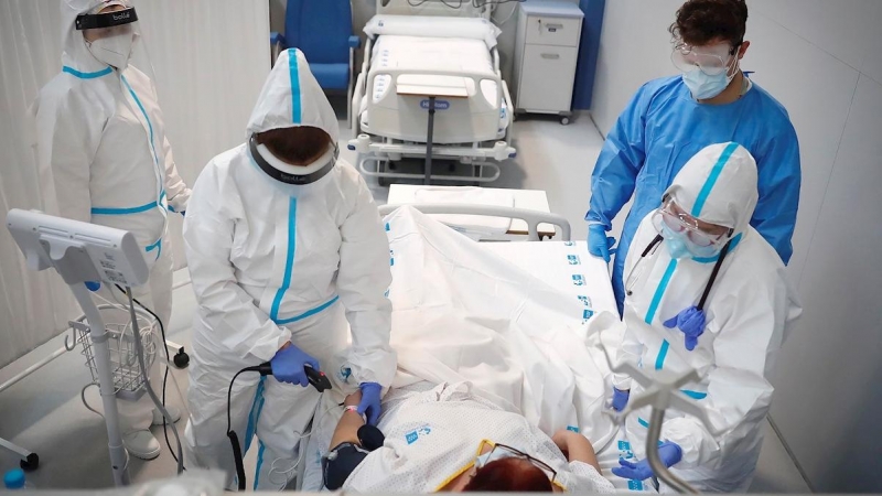 Sanitarios atienen a los primeros pacientes del hospital de emergencias Enfermera Isabel Zendal, inaugurado el 1 de diciembre, este viernes en Madrid.