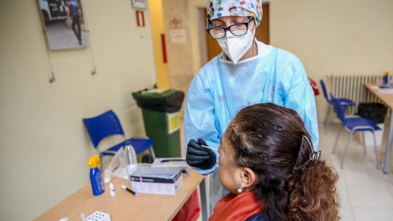 Una sanitaria realiza un test de antígenos a una mujer en un dispositivo organizado por la Comunidad de Madrid para la detección de la covid-19.
