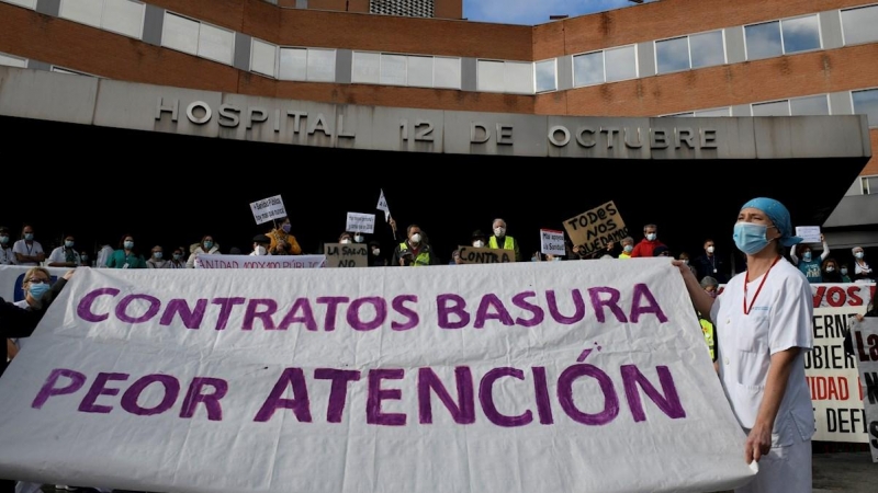 Momento de la concentración este viernes ante el hospital Doce de Octubre para protestar por el traslado forzoso de personal sanitario al nuevo hospital de emergencias Enfermera Isabel Zendal, este viernes en Madrid.