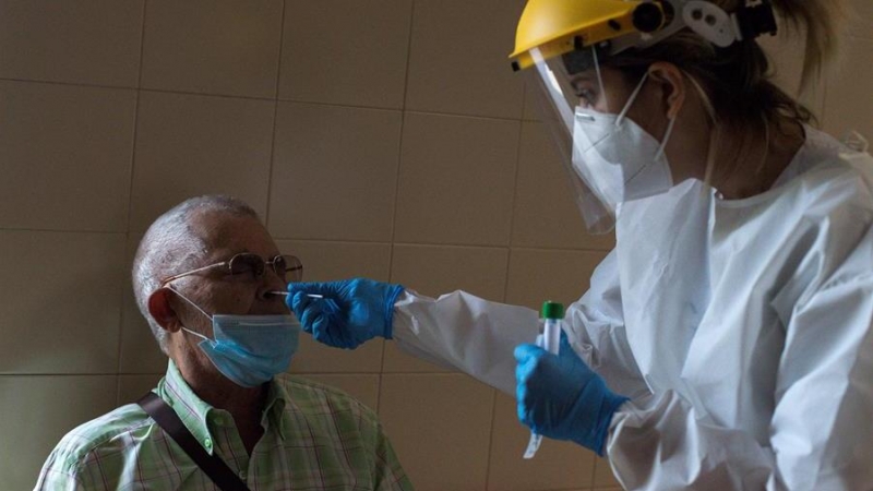 Una enfermera realiza de una prueba PCR en el Complejo Hospitalario Universitario de Ourense (CHUO).