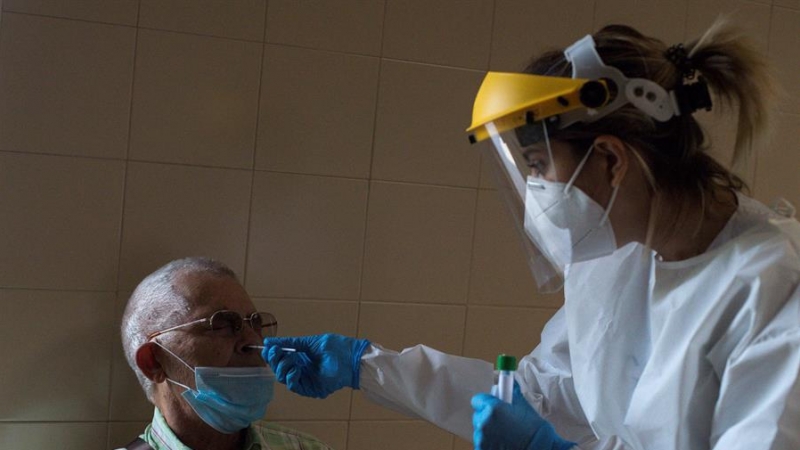 Una enfermera realiza de una prueba PCR en el Complejo Hospitalario Universitario de Ourense (CHUO).