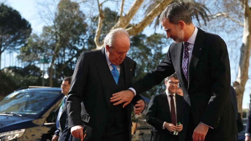 Juan Carlos I junto a su hijo, el rey Felipe VI, en una imagen de archivo.