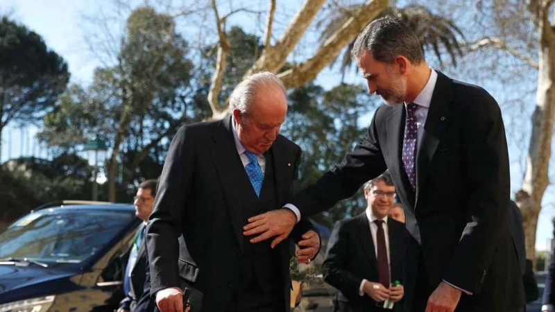 Juan Carlos I junto a su hijo, el rey Felipe VI, en una imagen de archivo.