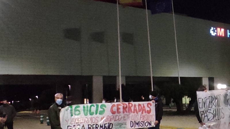 Imagen de usuarios y sanitarios protestando frente al Hospital Infanta Sofía de Madrid.