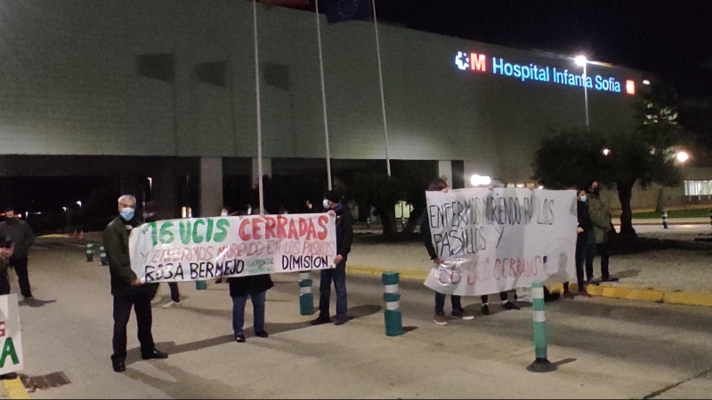 Imagen de usuarios y sanitarios protestando frente al Hospital Infanta Sofía de Madrid.