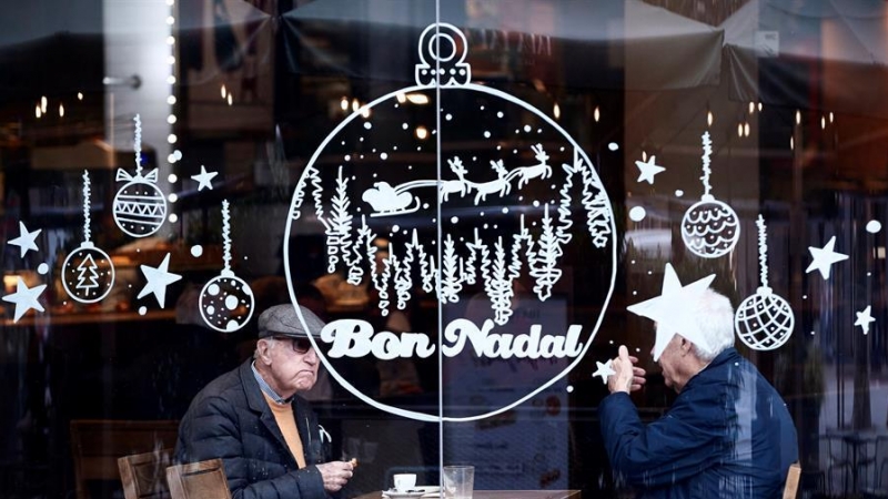 Dos personas desayunan en una cafetería en Barcelona.