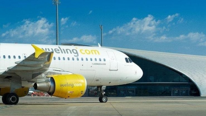 Vueling expresa su 'compromiso' de reembolsar según la ley los billetes cancelados por el COVID