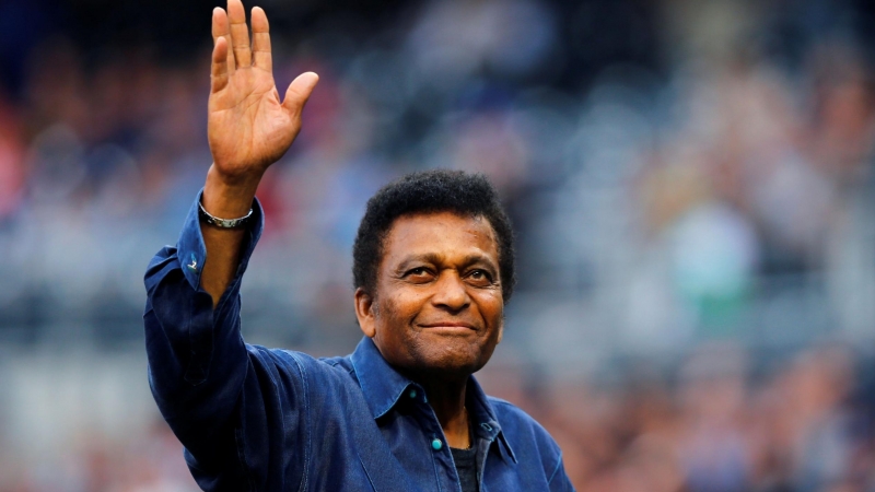 13/12/2020. El cantante de country Charlie Pride saluda a los aficionados en un evento de béisbol en San Diego. - Reuters