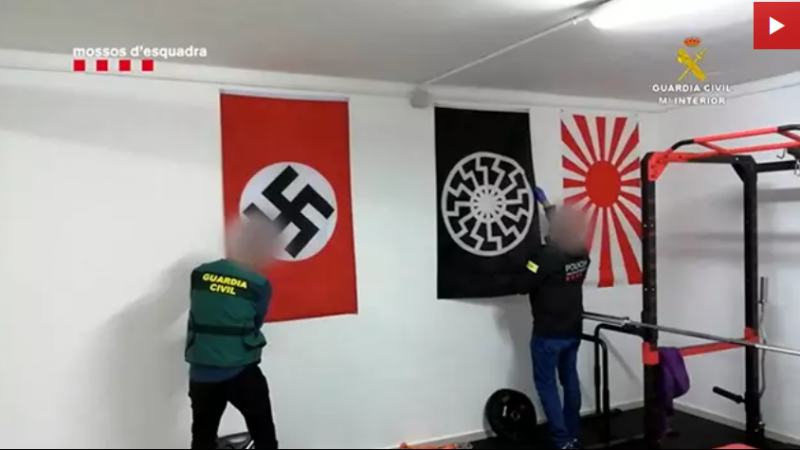 Imagen de la incautación de simbología nazi.