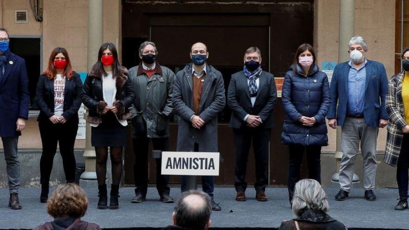 Representantes de partidos y entidades independentistas en la presentación de la propuesta de la ley de amnistía en la cárcel Modelo de Barcelona.