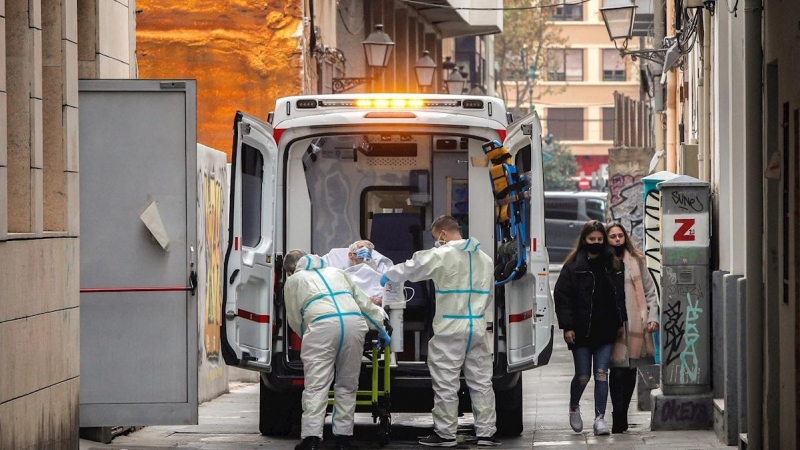 Una de las residentes de la residencia de ancianos de Velluters de València es trasladada en ambulancia a un hospital.