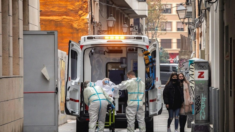 Una de las residentes de la residencia de ancianos de Velluters de València es trasladada en ambulancia a un hospital.